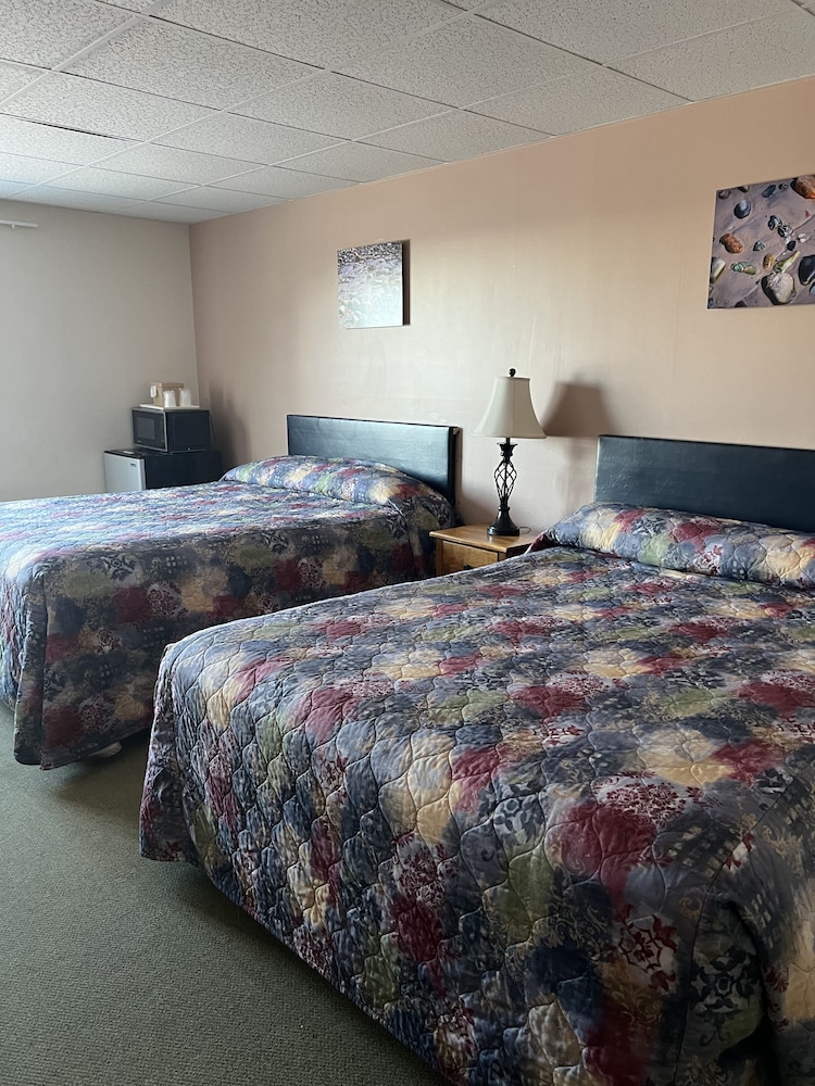 Basic Room, 2 Queen Beds, Non Smoking, City View (Pet Friendly) photo 1