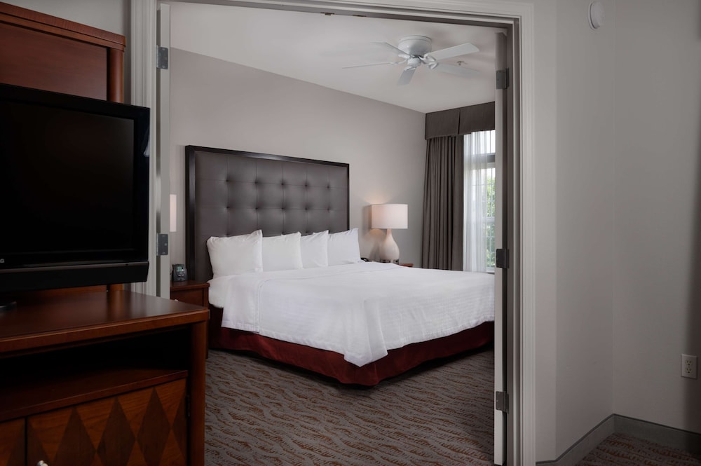 1 King Accessible Suite, Roll-in Shower photo 2