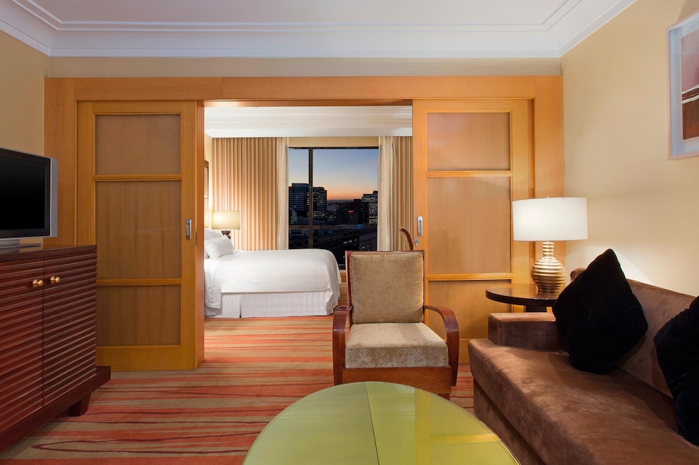 Junior Suite, 1 King Bed, City View, Poolside