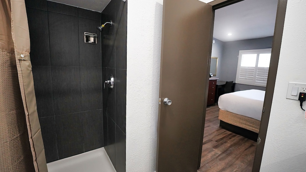 Newly Remodeled Room, King Bed, Balcony, Non-Smoking - Photo 7