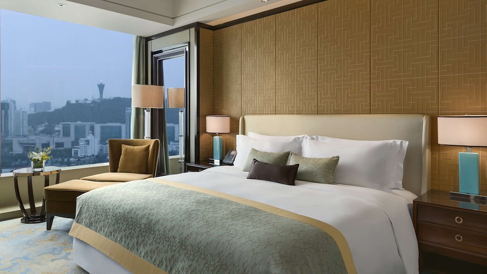 Premier Suite, 1 King Bed, Bathtub, Lake View (Premier Lake View Suite)