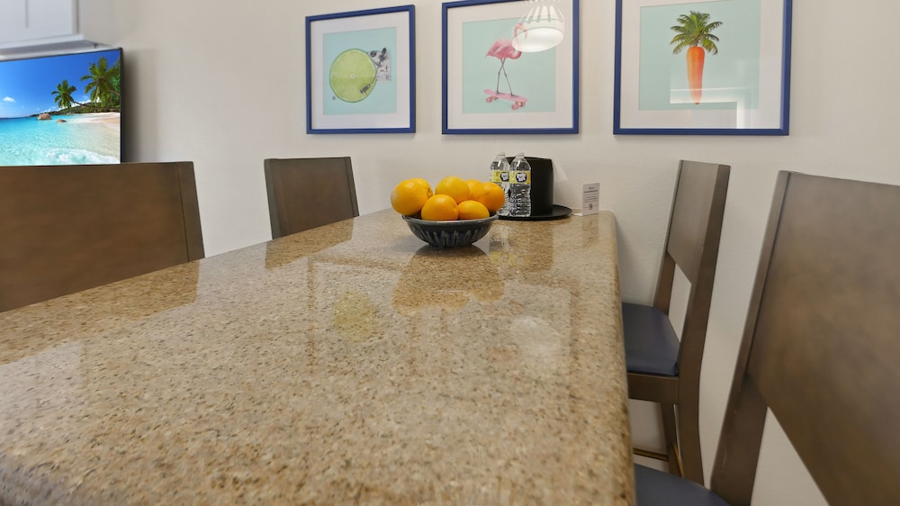 Premium Room, 2 Queen Beds, Kitchenette, Poolside - Photo 7