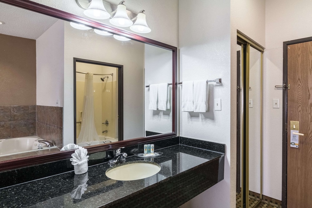 Deluxe Suite, 1 King Bed, Jetted Tub - Photo 7