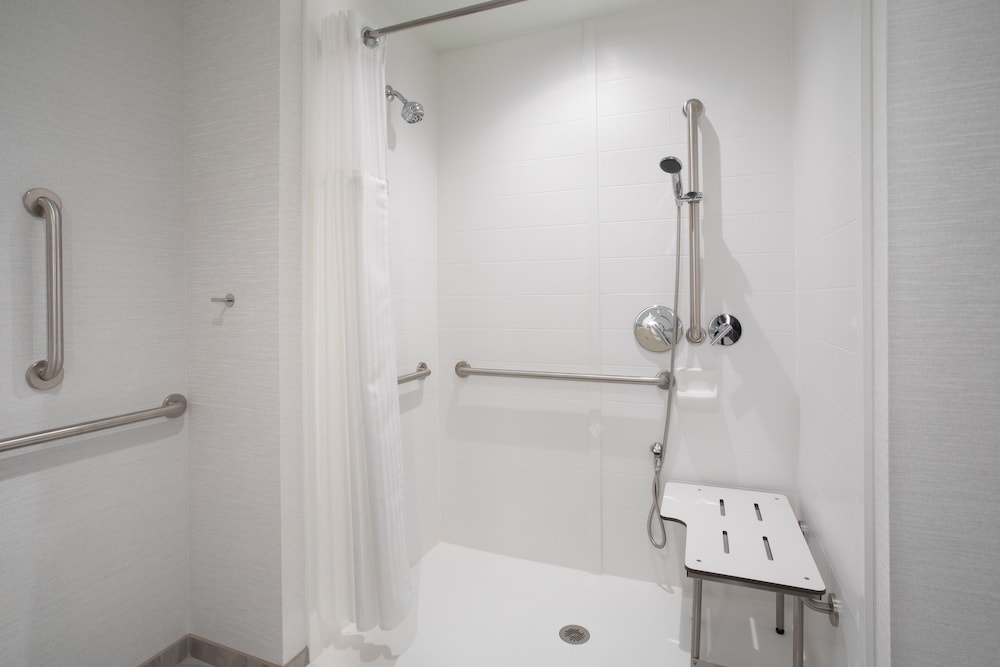 Room, 2 Queen Beds, Accessible (Roll-In Shower) - Photo 6