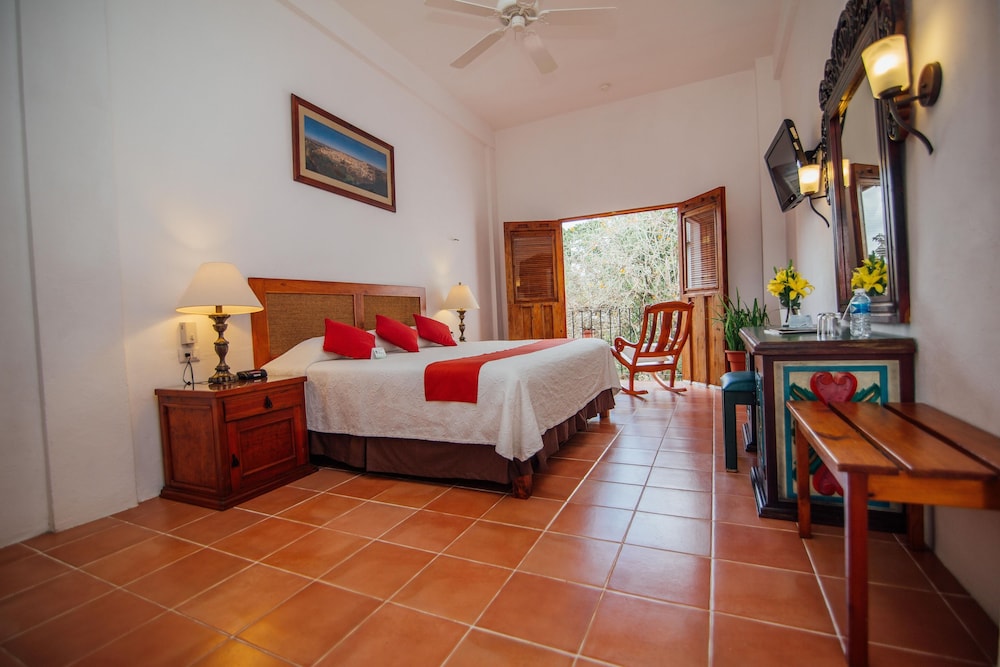 Superior Room, 1 King Bed photo 1