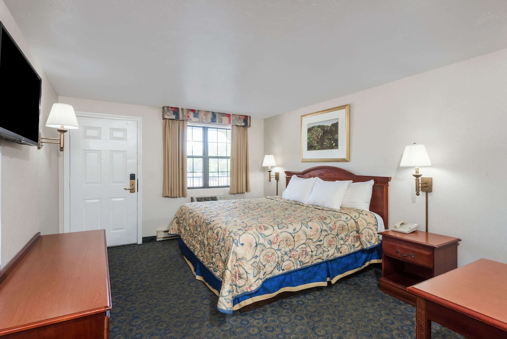 Room, 1 Queen Bed, Smoking - Photo 6