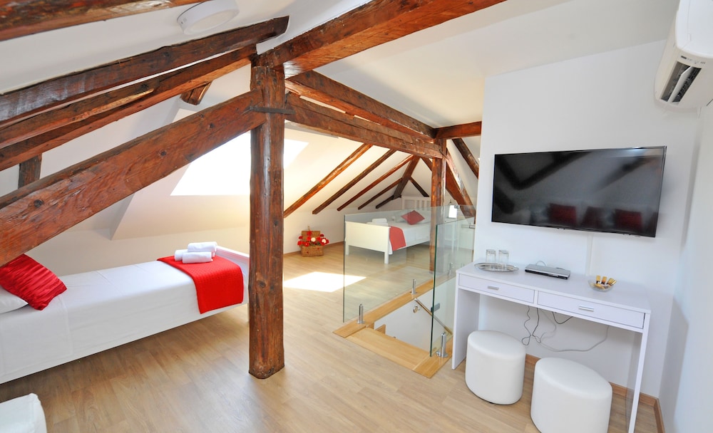 Deluxe Suite, Balcony, City View photo 2