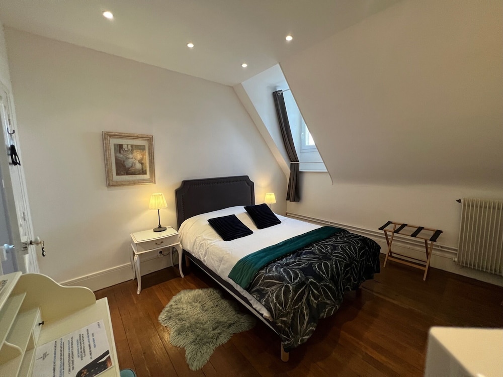 Classic Double Room, Shared Bathroom (Fontenay) photo 1
