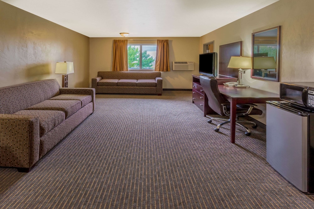 Suite, 1 Queen Bed, Microwave - Photo 6