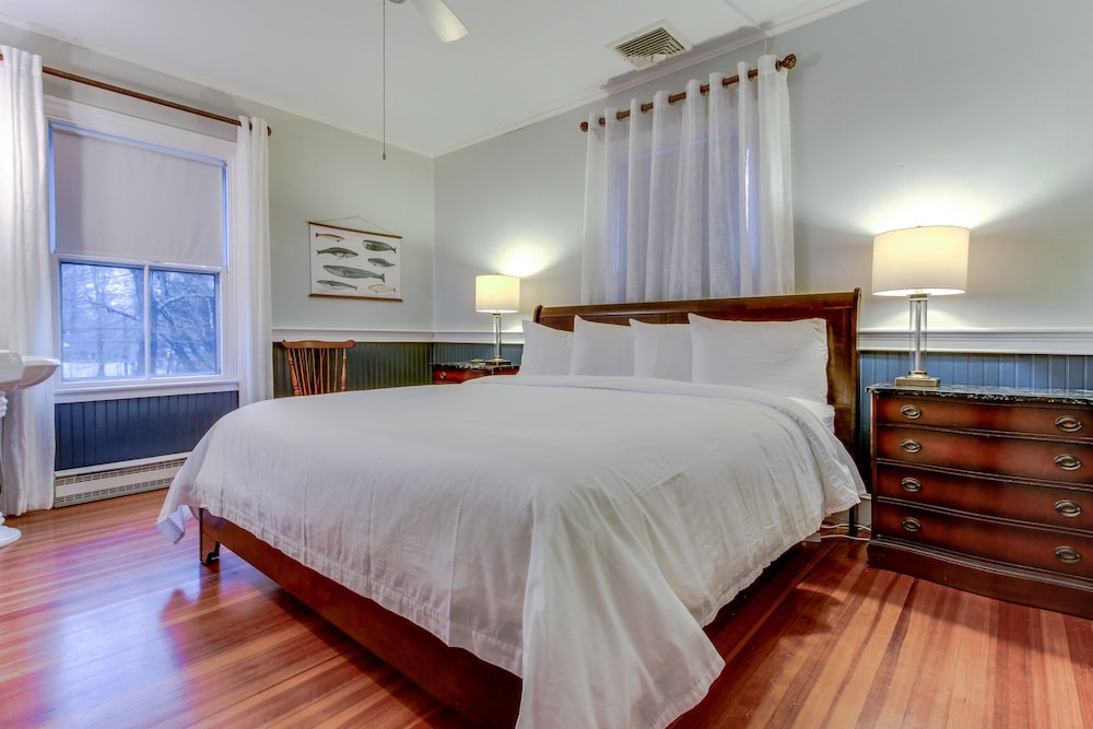 Room, 1 King Bed (Anaconda Room Petite Bathroom) photo 1