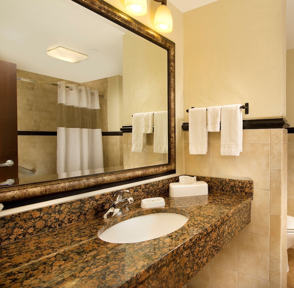 Suite, 1 King Bed, Refrigerator & Microwave (Upper Floor) - Photo 7