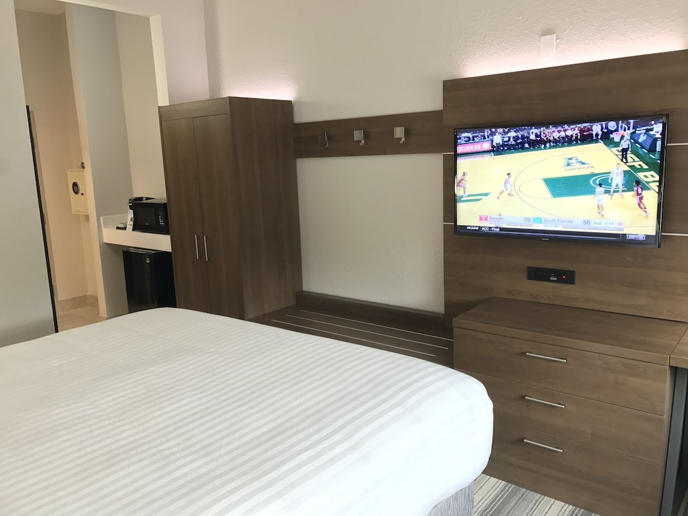 Standard Room, 1 King Bed (Walk-In Shower) - Photo 6