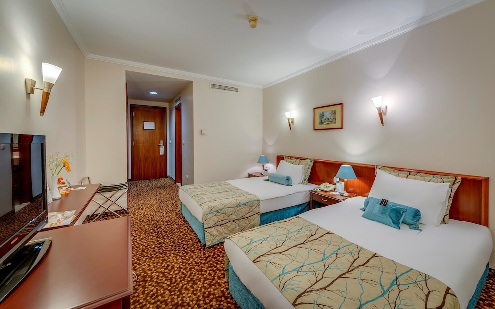 Standard Room, 1 King Bed, Non Smoking (Converts to 2 Twin Beds) thumbnail 5