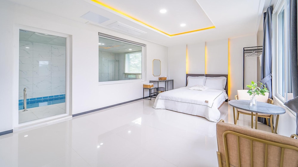 Basic Room, 1 Bedroom (401 (Poolvilla / River view))