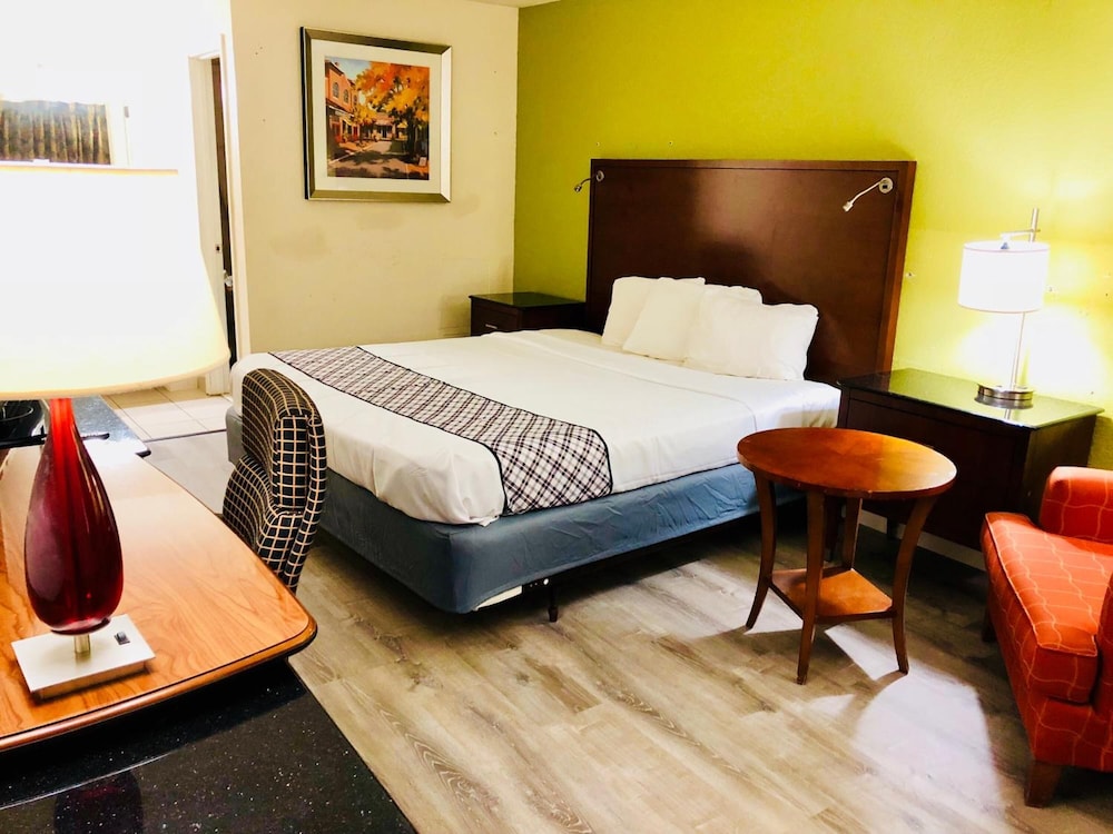 Standard Room, 1 King Bed, Non Smoking (Newly Renovated) photo 2