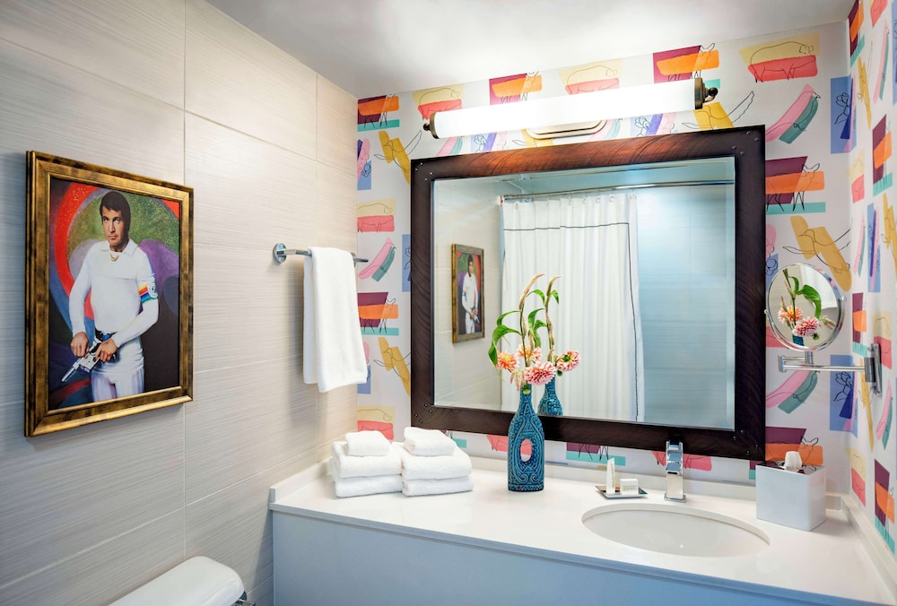 Family Room, 1 King Bed (Roll-In Shower, Mobility) - Photo 6