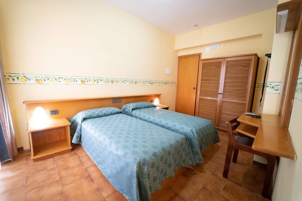 Economy Double Room - Photo 8