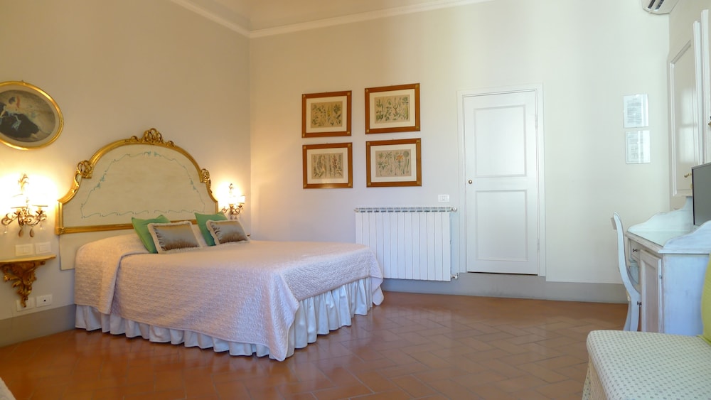 Superior Triple Room, City View photo 2