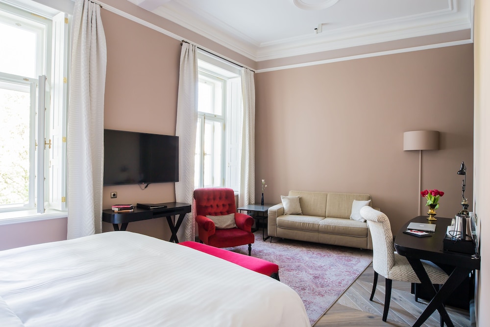 Superior Suite, 1 King Bed with Sofa bed (Courtyard View) photo 2