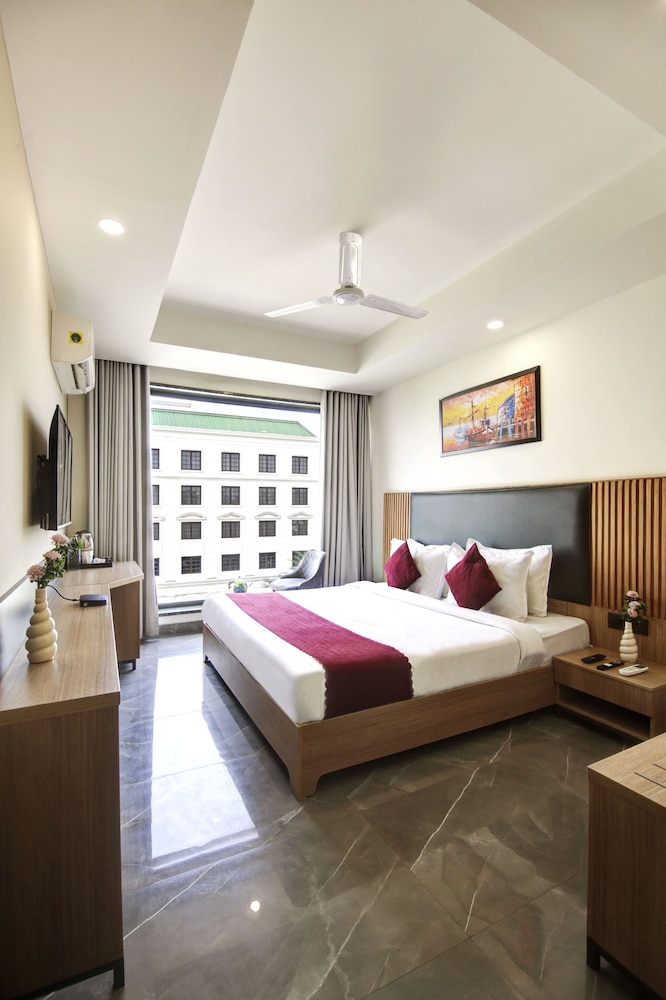 Superior Room with Balcony - Photo 10