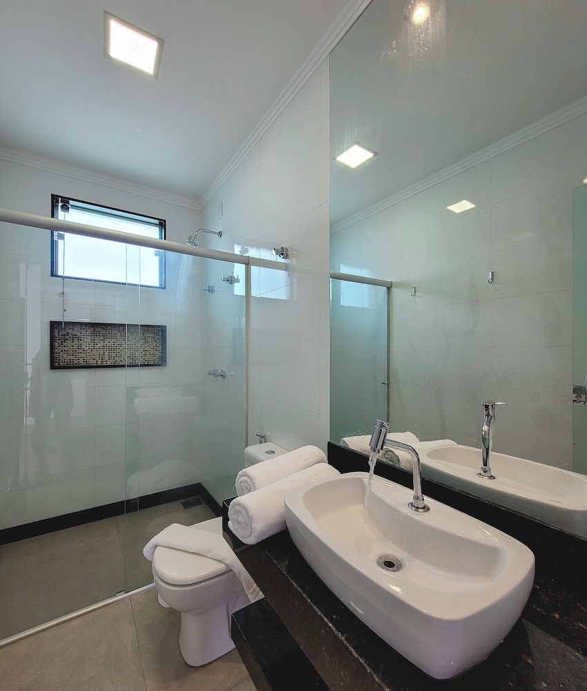 Deluxe Suite, 1 Bedroom, Partial Lake View, Ground Floor - Photo 2