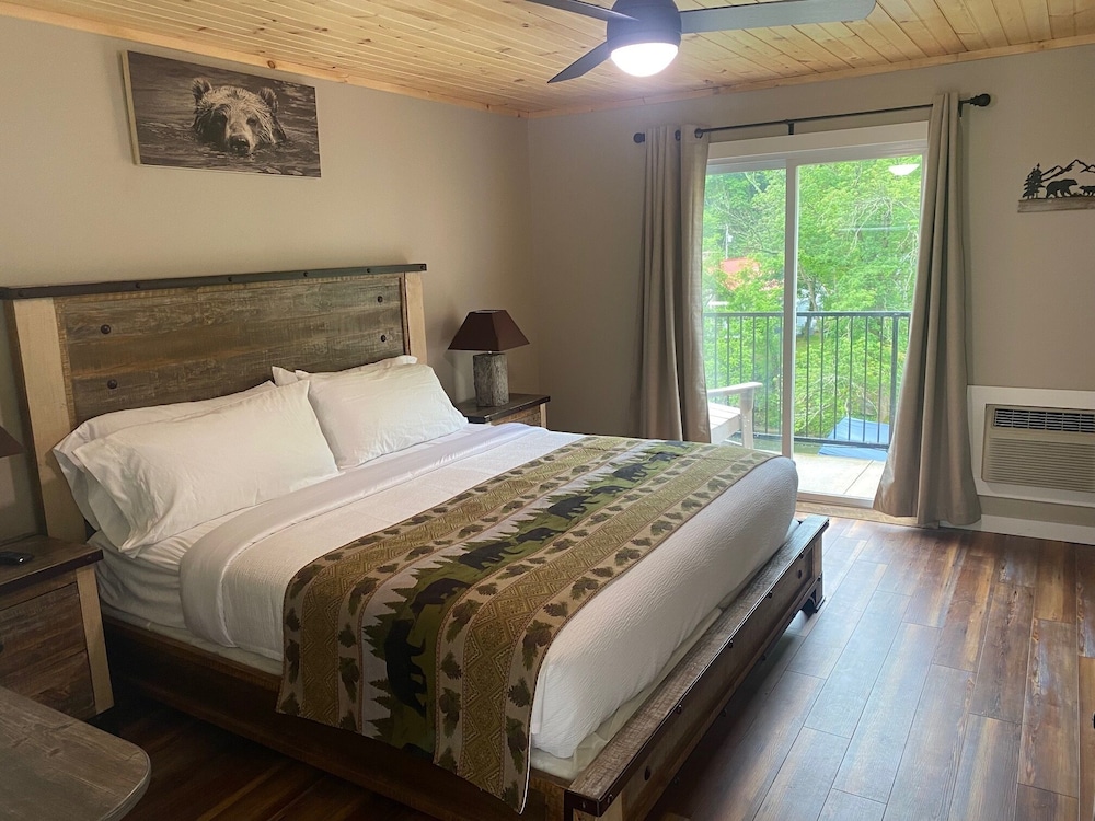Deluxe King Room w/ Balcony (Room 3) photo 1