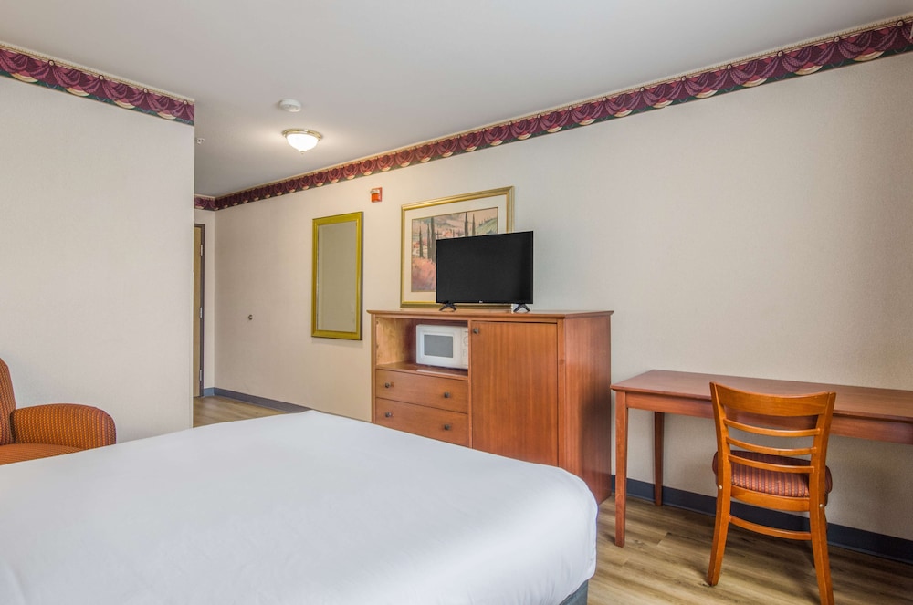 Room, 1 Queen Bed, Non Smoking - Photo 3