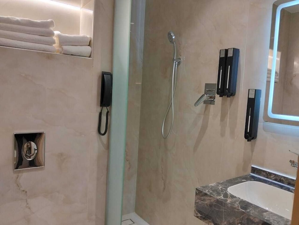 Deluxe Triple Room - Photo 11