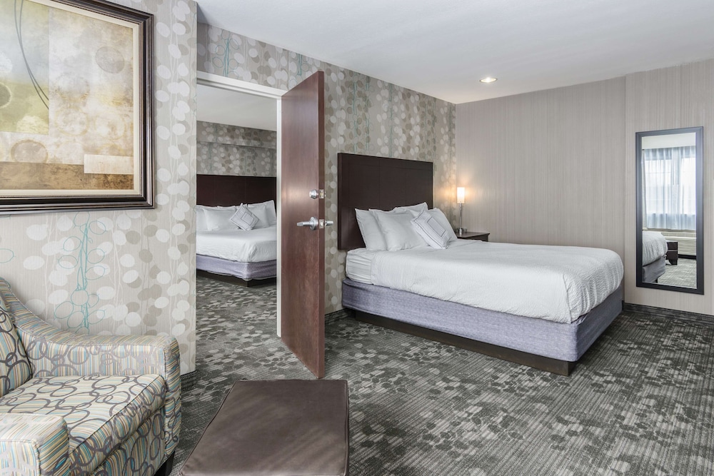 Suite, Multiple Beds, Non Smoking, Refrigerator & Microwave (with Sofabed) - Photo 5