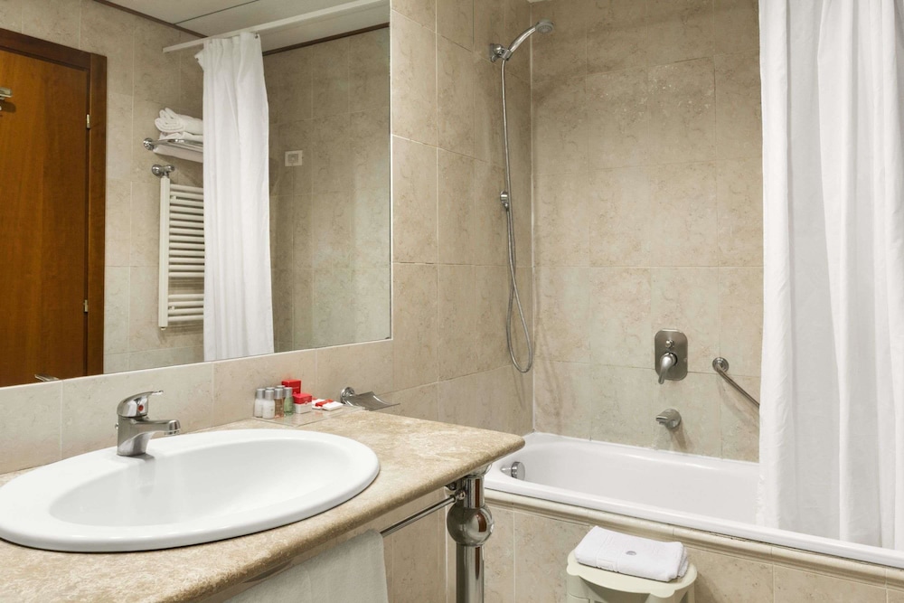 Standard Double or Twin Room - Photo 6