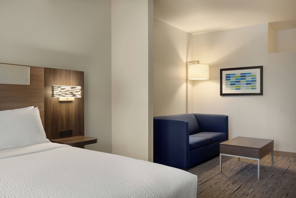 Suite, 1 King Bed - Photo 3