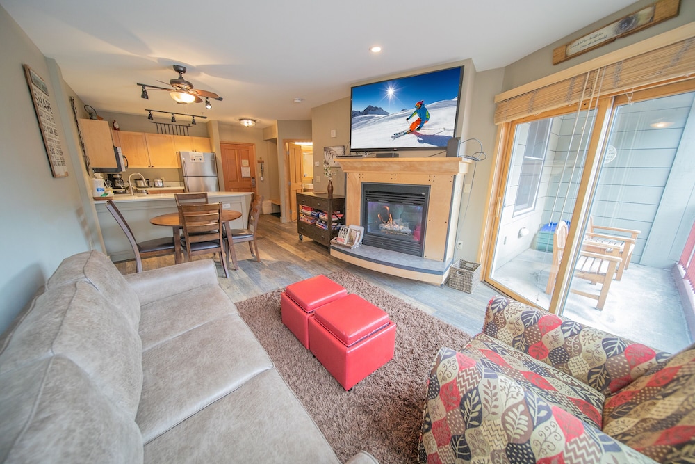 Design Condo, 1 Bedroom, Balcony, Mountain View (Silver Mill 8154) photo 3