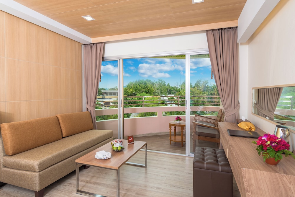 Deluxe Ocean Building (King Bed) - Photo 7