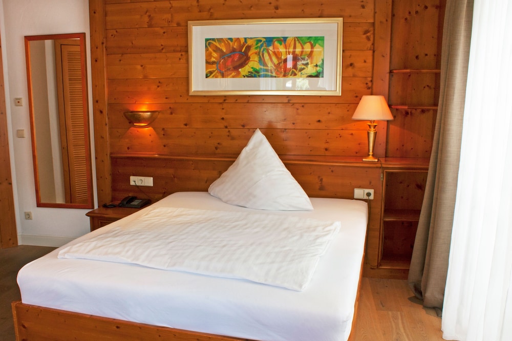 Deluxe Single Room, 1 Queen Bed photo 2