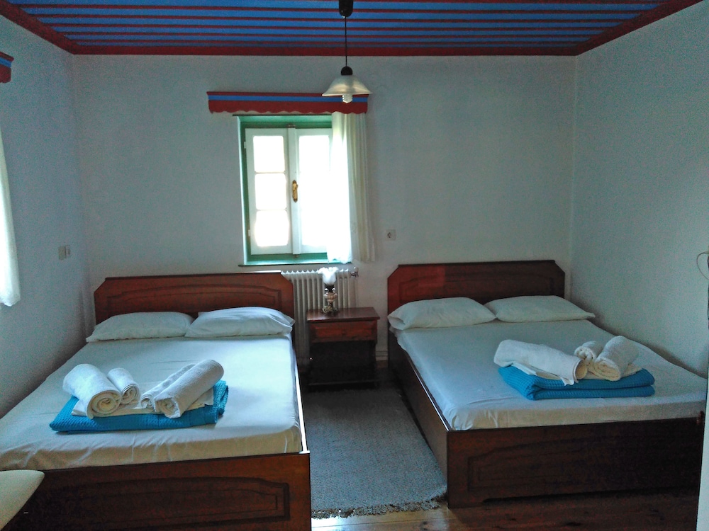 Classic Double or Twin Room, 2 Double Beds photo 2