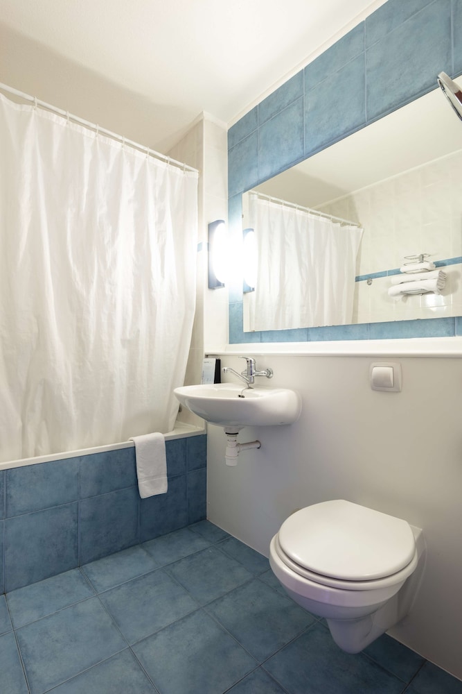 Standard Room, 2 Twin Beds - Photo 7