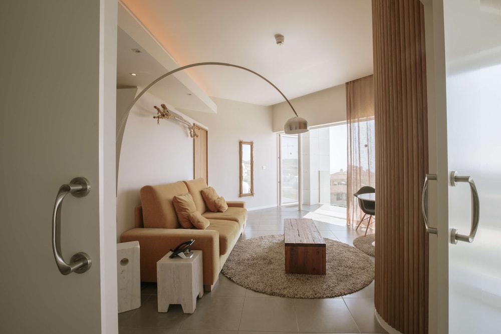Suite, 1 Bedroom - Photo 13