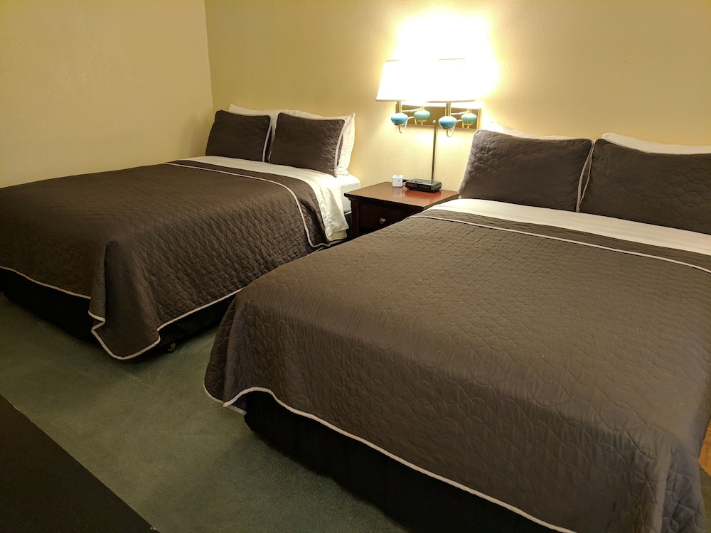 Family Room, 2 Double Beds, Non Smoking photo 1