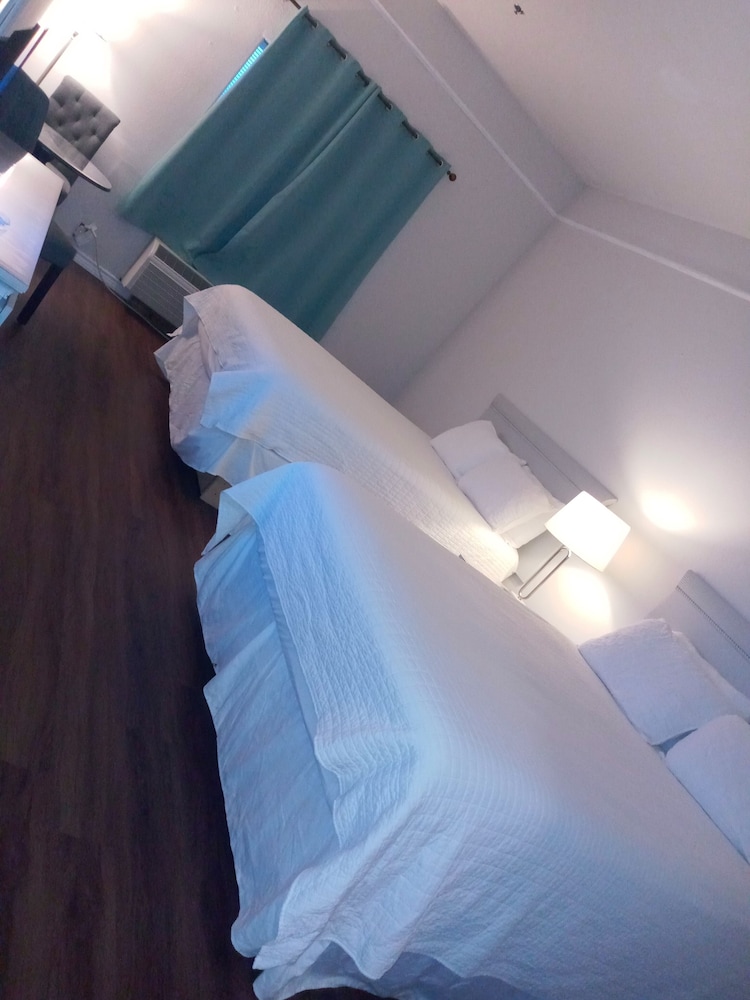 Standard Room, 2 Queen Beds photo 1