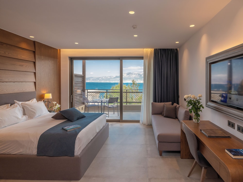 Luxury Quadruple Room, Sea View thumbnail 6