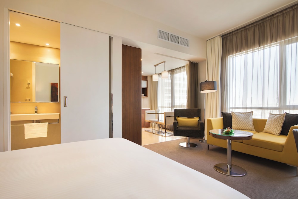 Superior Studio, 1 King Bed, Kitchenette - Photo 1