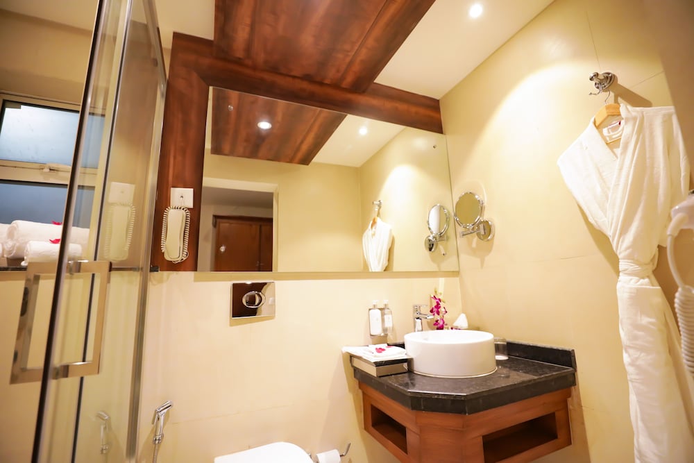 Deluxe Suite with Private Terrace - Photo 14