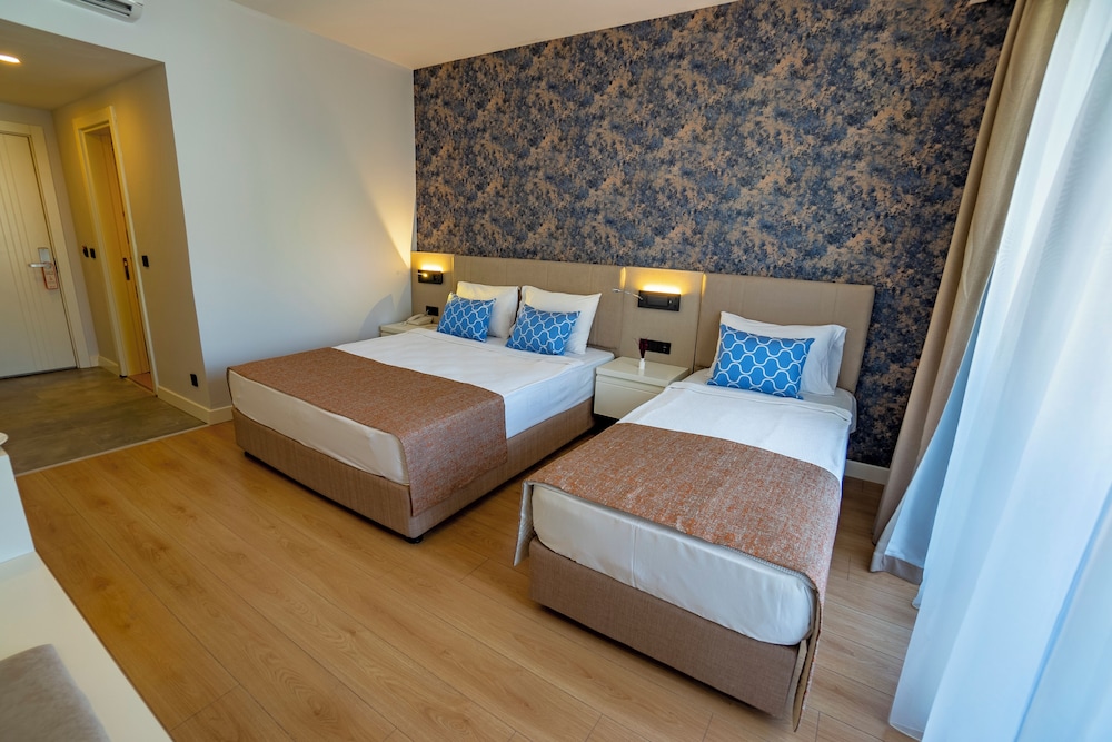 Standard Triple Room, Balcony - Photo 3
