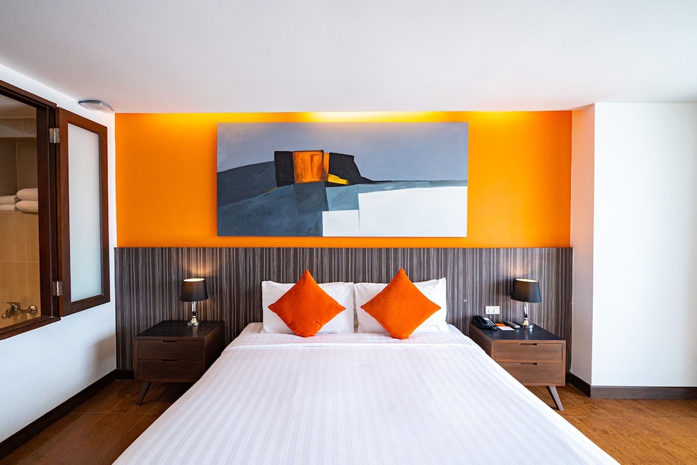 Deluxe Room, 1 King Bed, City View - Photo 1