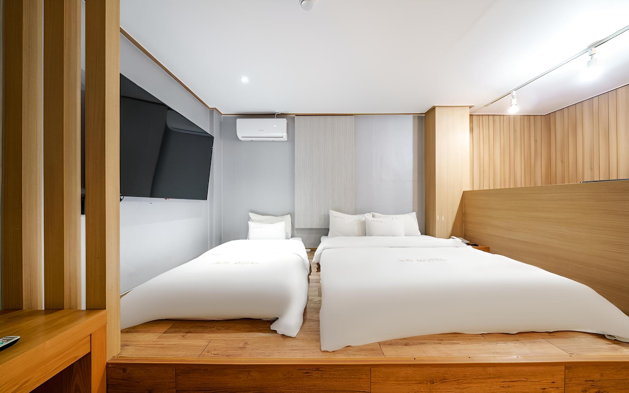 Room (Twin room (65" smart TV / Netflix ava) photo 1
