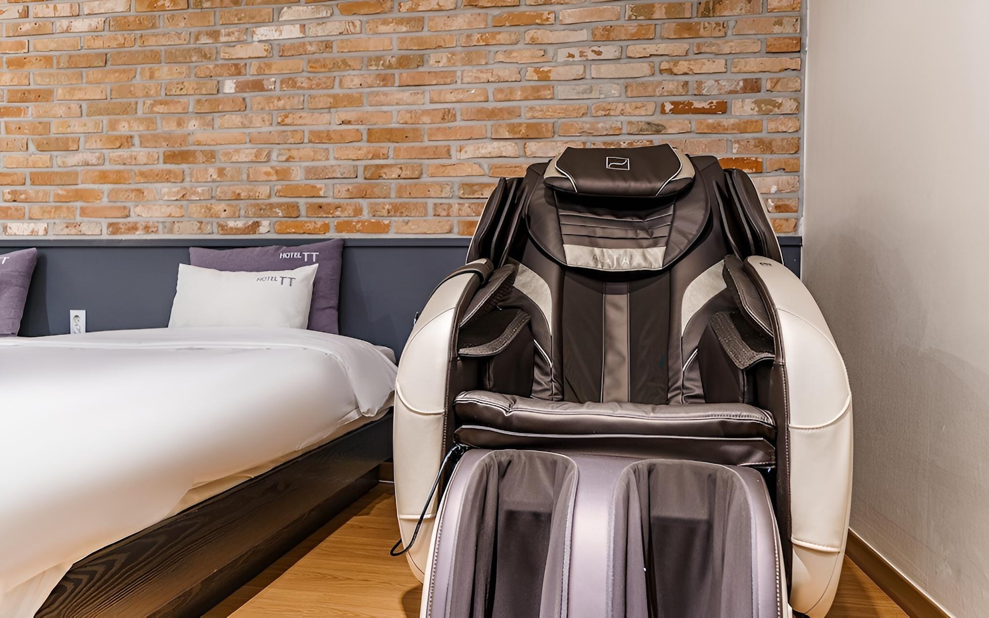 Room (VIP Room-Body Friend Massage Chair (N) - Photo 12