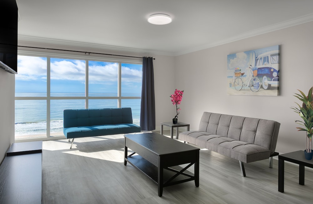 Condo, 3 Bedrooms, Beachfront