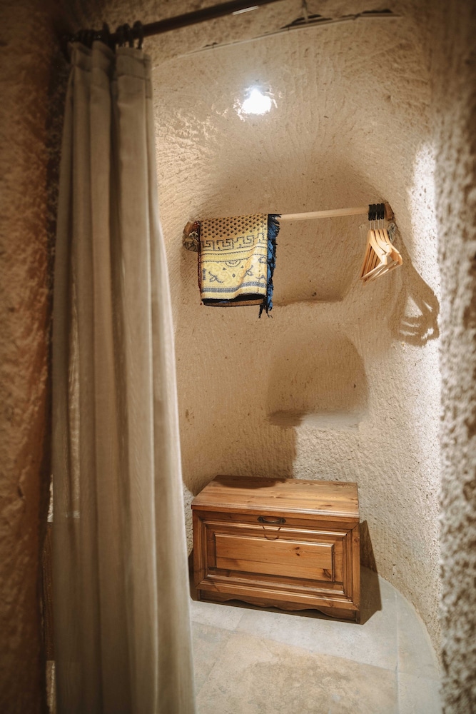 Queen Cave Suite with Stone Bathtub - Photo 35