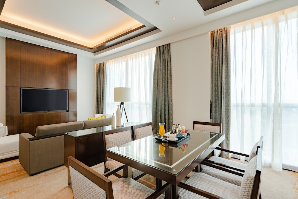 Spacious One Bedroom Suite with Lounge Access - Photo 4