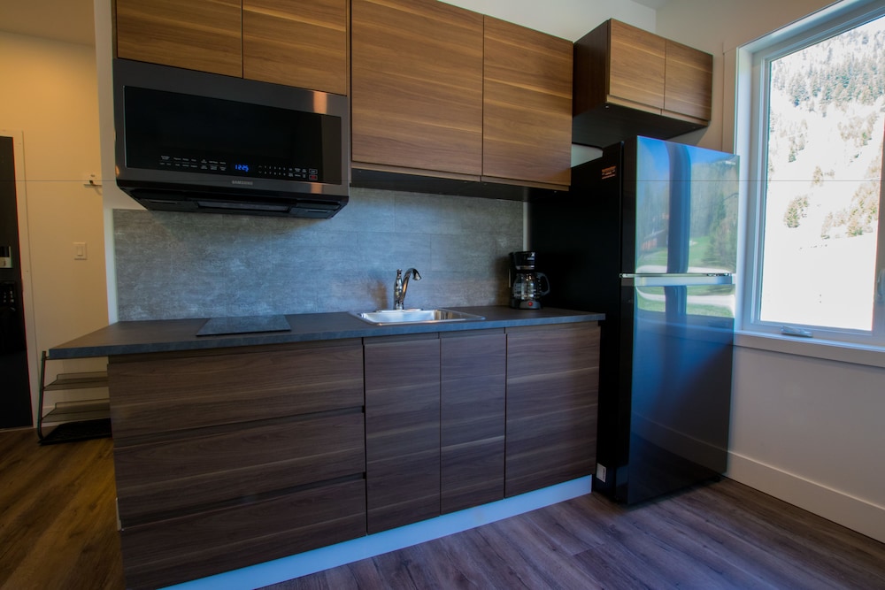 Suite, 1 Queen Bed with Sofa bed, Kitchenette, Mountain View photo 3
